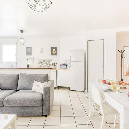 Cosy T2 A 100m De La Gare, Parking Gratuit, Wifi Fibre Pour 4 Personnes * Saint-Cyr-lʼÉcole